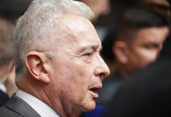 Uribe respaldó a Alirio Barrera tras polémica con Petro y Mondragón en el Senado