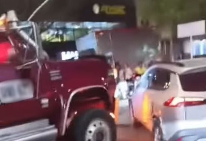 Choque entre camión y camioneta causó trancón en la Av. del Ferrocarril