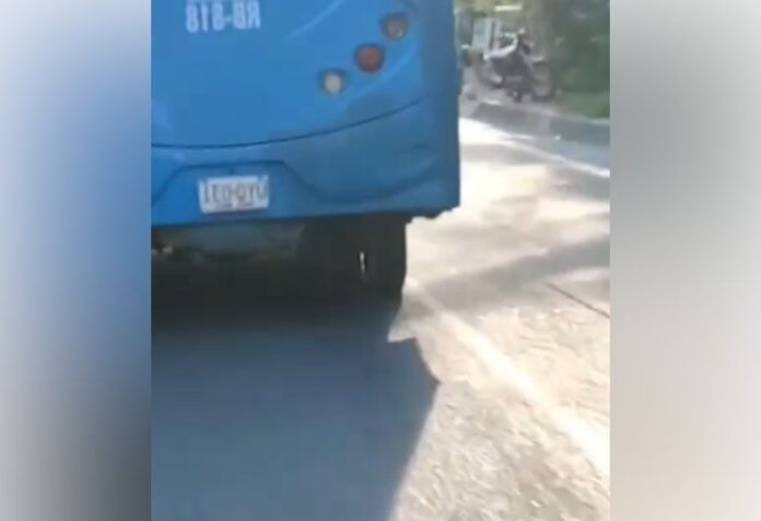 EN VIDEO: Bus ‘anafe’ circula con las llantas en mal estado