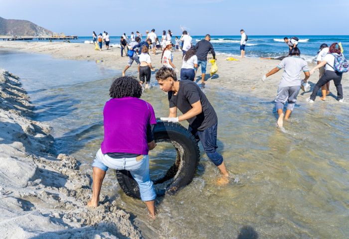 Retiradas tonelada y media de basuras de la playa Los Cocos