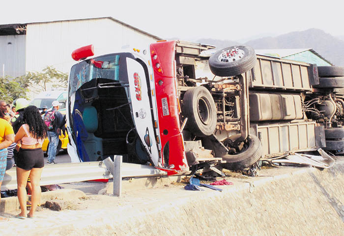 Se volcó bus con pasajeros: 11 heridos