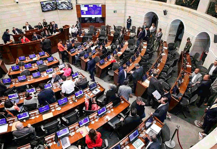 Congresistas viajan a Washington para denunciar a Petro