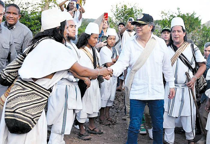 Petro entregará tierras a 100 familias Arhuacas