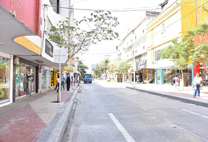 Transporte público y comercio funcionaron ‘a media máquina’