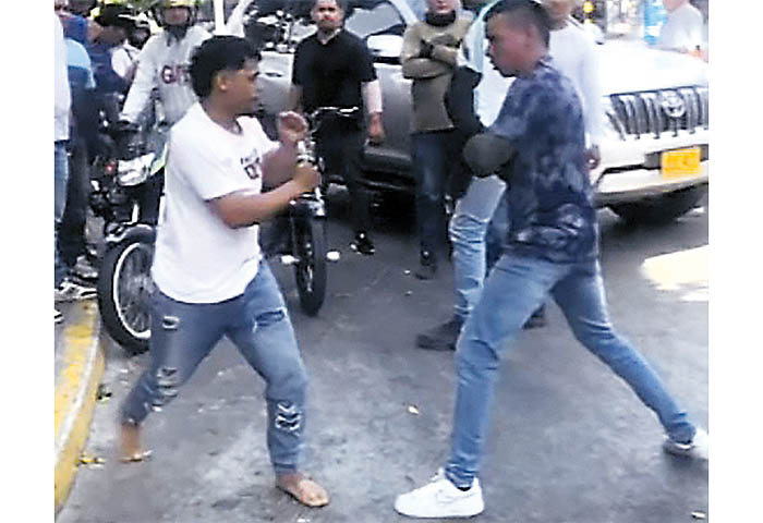 Por una carrera, dos mototaxistas se fueron a los golpes