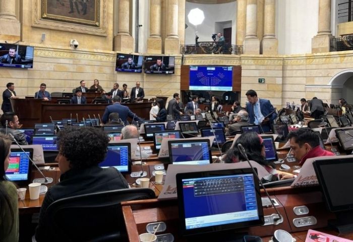 "No puede esperar": congresistas defienden que la reforma a la salud salga por decreto